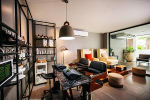 Ein Sitzbereich in der Unterkunft Explorar Koh Samui - Adults Only Resort and Spa