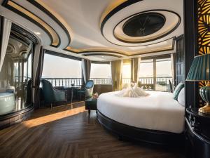 een hotelkamer met een bed en een balkon bij Rita Cruise in Ha Long