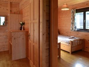 een kamer met een bed in een houten hut bij Churn - Uk12536 in Witheridge