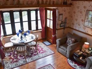 Dan Y Faen في Devils Bridge: غرفة معيشة مع طاولة وكراسي