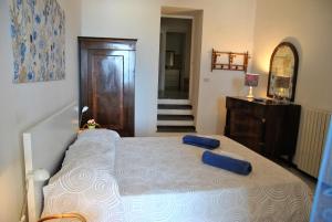 um quarto com uma cama com almofadas azuis em Sea view appartment for 6 person em Gaeta