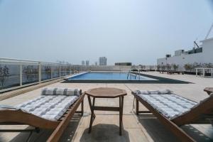 สระว่ายน้ำที่อยู่ใกล้ ๆ หรือใน Stylish 1BR - Murad Tower near Mall of Emirates - MRD
