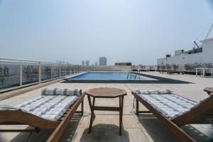Bazén v ubytování Luxury Escapes - Stylish 1BR - Murad Tower - Close to the Emirates Mall nebo v jeho okolí