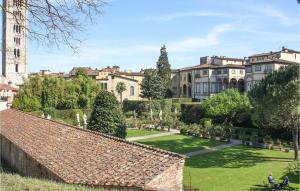 vistas a un jardín con edificios en el fondo en Villa Del Mandarino, en Capannori