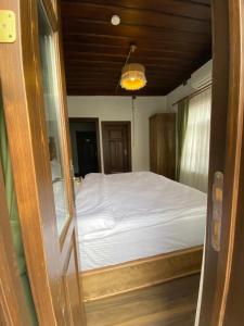 1 dormitorio con 1 cama grande en una casa en Ziyagil Konağı, en Amasya
