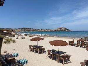 カルヴィにあるCorse Calvi appt coté Mer - Free Wifiの砂浜(テーブル、椅子、パラソル付)
