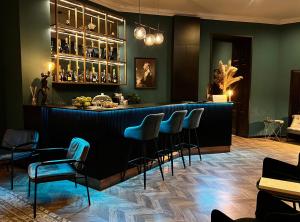 bar w restauracji z niebieskimi krzesłami w obiekcie Hotel Rumor w Budapeszcie