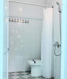 bagno bianco con servizi igienici e doccia di City Garden Hostel a Ninh Binh