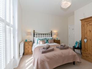 um quarto com uma cama com duas toalhas em Sea Glimpse em Whitby