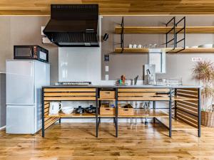 uma cozinha com um balcão e um frigorífico em Rakuten STAY HOUSE x WILL STYLE Matsue 101 em Matsue