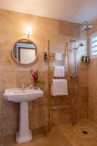 Salle de bains dans l'établissement Habitation Saint Charles - Hôtel de Charme & Spa