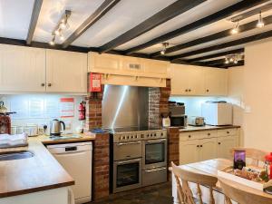 uma cozinha com uma placa de fogão num quarto em Forge View Cottage em Thornton Dale