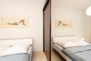 um espelho num quarto com 2 camas em Ferienwohnung 18 mit Balkon im Haus Achtern Diek em Grömitz
