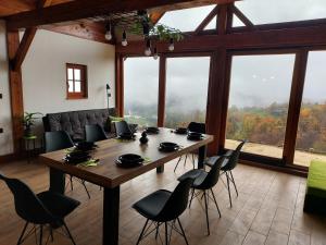Hiška oddiha - Rest house في Sromlje: غرفة طعام كبيرة مع طاولة وكراسي