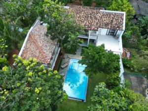 een uitzicht op een huis met een zwembad bij Villa Fauna in Ahangama