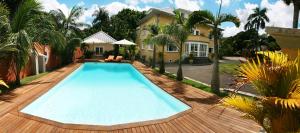 una piscina di fronte a una casa di Maison D’hôtes Coignet a Beau Bassin-Rose Hill