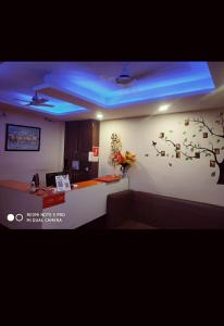 ein Büro mit einem Baumbild an der Wand in der Unterkunft Hotel Skyland in Ahmedabad