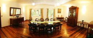 una sala da pranzo con tavolo e sedie di Maison D’hôtes Coignet a Beau Bassin-Rose Hill
