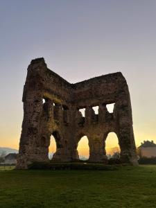 - un ancien bâtiment en pierre dans un champ au coucher du soleil dans l'établissement Chaleureuse maison rustique, vue vestige romain, à Autun