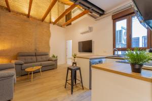 an apartment with a kitchen and a living room at Apartamento Cetti Meriem in Granada