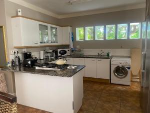 A kitchen or kitchenette at The Cottage