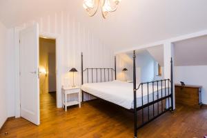 um quarto com uma cama e um lustre em Stately Home in Magdalenka, nr Warsaw em Magdalenka
