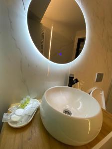 bagno con lavandino bianco e specchio di Teleferic9 a Predeal