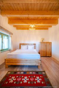 Ένα ή περισσότερα κρεβάτια σε δωμάτιο στο Dimineți în Cerdac +65 φωτογραφίες