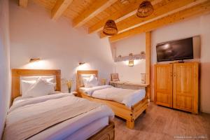 Ένα ή περισσότερα κρεβάτια σε δωμάτιο στο Dimineți în Cerdac