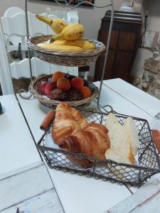een tafel met twee manden brood en fruit bij Lazy Days in Rancon
