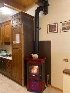 cocina con estufa de leña en La casetta della nonna, en Caramanico Terme