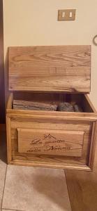 uma caixa de madeira com um gato dentro dela em La casetta della nonna em Caramanico Terme