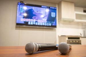 Una televisión o centro de entretenimiento en Kenting Shin Yu Homestay