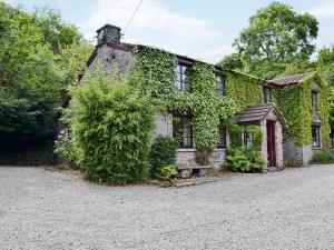 an old brick house covered in ivy at Heol Llygoden in Cathedine