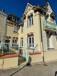 Un grand bâtiment blanc avec balcon se trouve dans une rue. dans l'établissement Port de Pornic. Vue mer. Sea view. 4 rooms., à Pornic