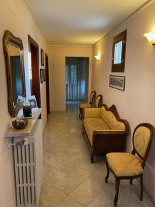 sala de estar con sofá, sillas y espejo en Alla Villa Liberty Bed & Breakfast en Verona
