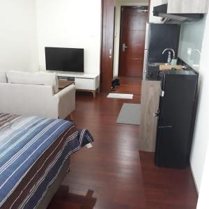Kuchyň nebo kuchyňský kout v ubytování The Accent Apartemen