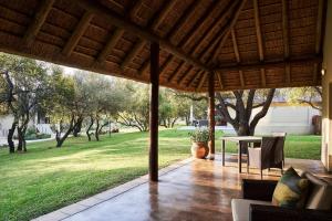 Κήπος έξω από το Letamo at Qwabi Private Game Reserve by NEWMARK