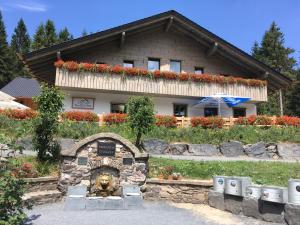 una casa con un jardín de flores delante de ella en Ferienhaus Barbara en Masserberg