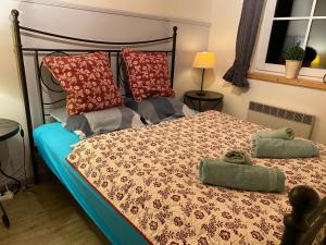 sypialnia z łóżkiem z dwoma pluszakami w obiekcie Bärenhütte w mieście Turracher Hohe