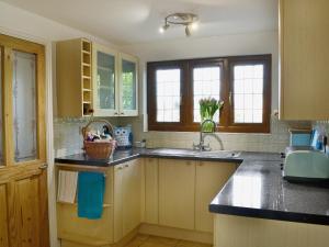 cocina con fregadero y encimera en Beech Cottage, en Kirkby on Bain