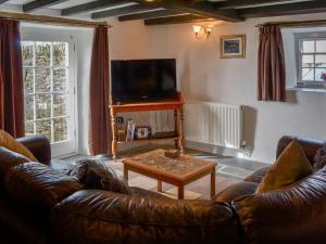 a living room with a leather couch and a coffee table at Purlinney in Treknow