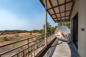 Balkón nebo terasa v ubytování SaffronStays HeavOne Penta, Lonavala