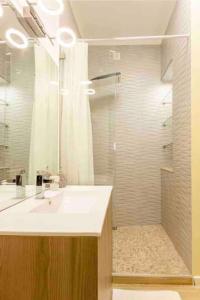 a bathroom with a shower and a sink and a shower at Eine Wohnung für den perfekten Urlaub !!! in Quarteira
