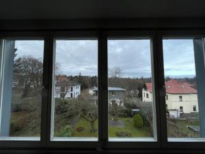 ein Fenster mit 4 Aussicht auf ein Haus in der Unterkunft Kulturgenuss am Goethewanderweg in Weimar