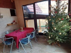 een eetkamer met een tafel en een kerstboom bij VILLA KORANA in Barilović