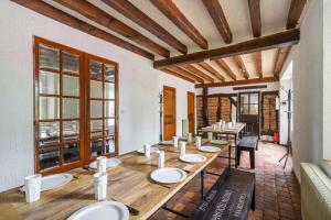 Habitación con una larga mesa de madera con lavabos en So Villa Ramenerie 45 - Heated pool - Basket - 1h30 from Paris - 26 beds en Courtemaux
