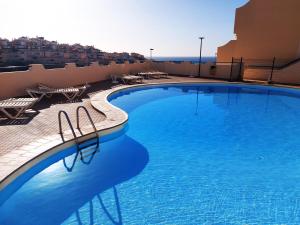 Suite Mirapuerto - Luxury apartment with sea view tesisinde veya buraya yakın yüzme havuzu