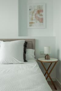 Säng eller sängar i ett rum på Tejares Sevilla Luxury Penthouse en Triana - gran terraza, piscina & parking privados
