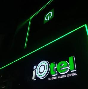 een neonbord met het woord opel erop bij iOtel Luxury Kiosk Hotel in Angeles